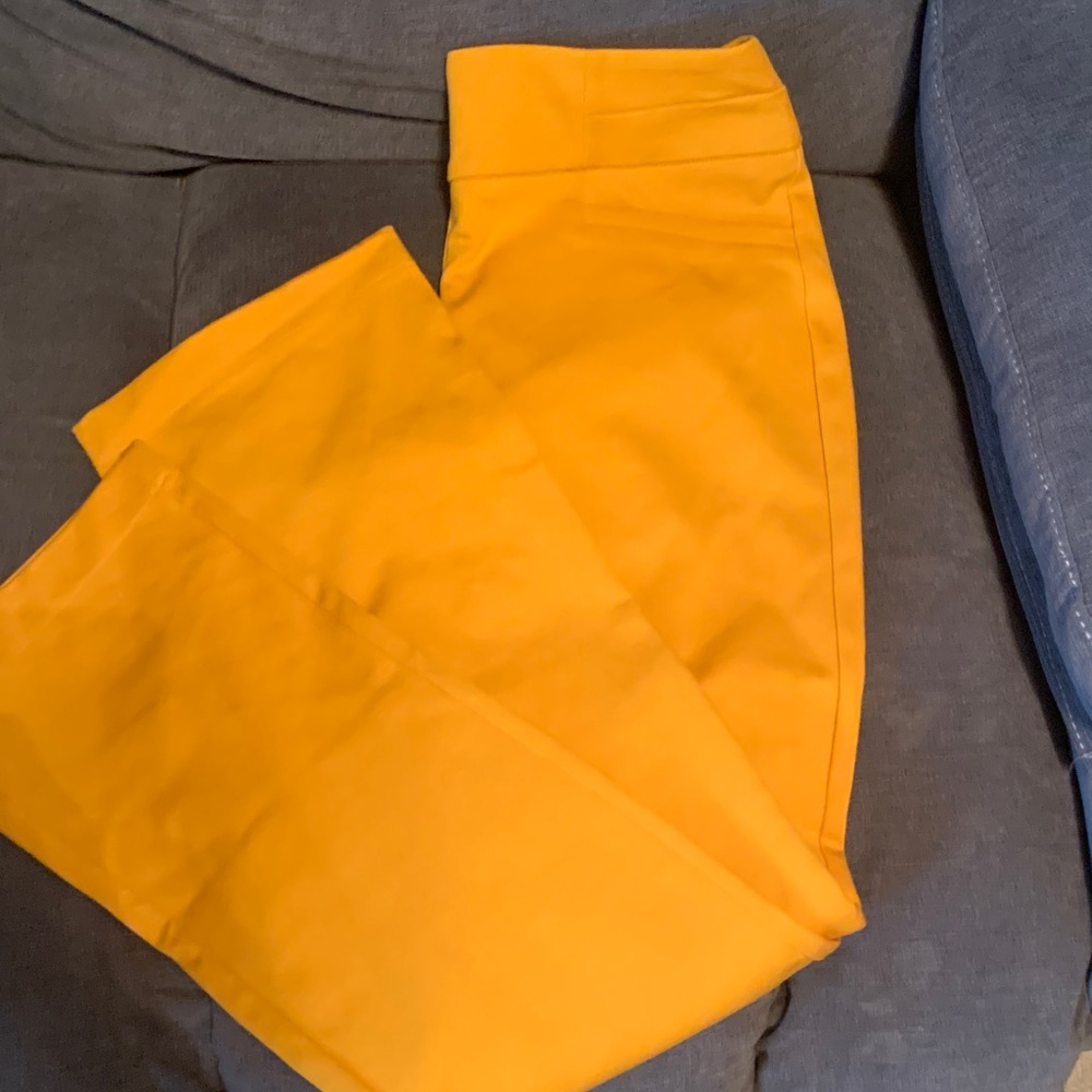 New York & Company Womens Gold Pants. Size S